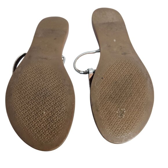 Tory Burch Women’s Silver Leather Sandals 8 Thong Logo Flat Old Money Coastal - Picture 12 of 12